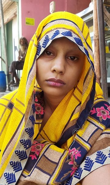 सालों की पटाई से क्षुब्ध होकर आत्महत्या करने वाले मदन उर्फ मोहन सिंह की पत्नी राधा। सालों की पटाई से क्षुब्ध होकर आत्महत्या करने वाले मदन उर्फ मोहन सिंह की पत्नी राधा।