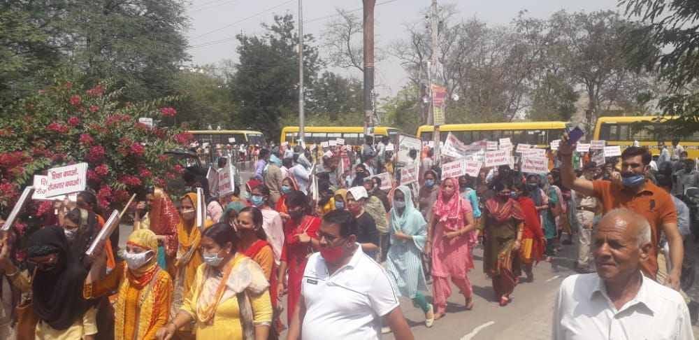मांगों को लेकर लघु सचिवालय परिसर में नारेबाजी करते शिक्षक। संवाद मांगों को लेकर लघु सचिवालय परिसर में नारेबाजी करते शिक्षक। संवाद
