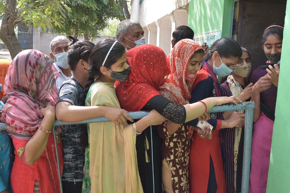 त्रिस्तरीय चुनाव के लिये वोट डालने के लिये प्राथमिक विद्यालय फंदपुरी में लगी महिलाओं की लंबी ला? त्रिस्तरीय चुनाव के लिये वोट डालने के लिये प्राथमिक विद्यालय फंदपुरी में लगी महिलाओं की लंबी ला?