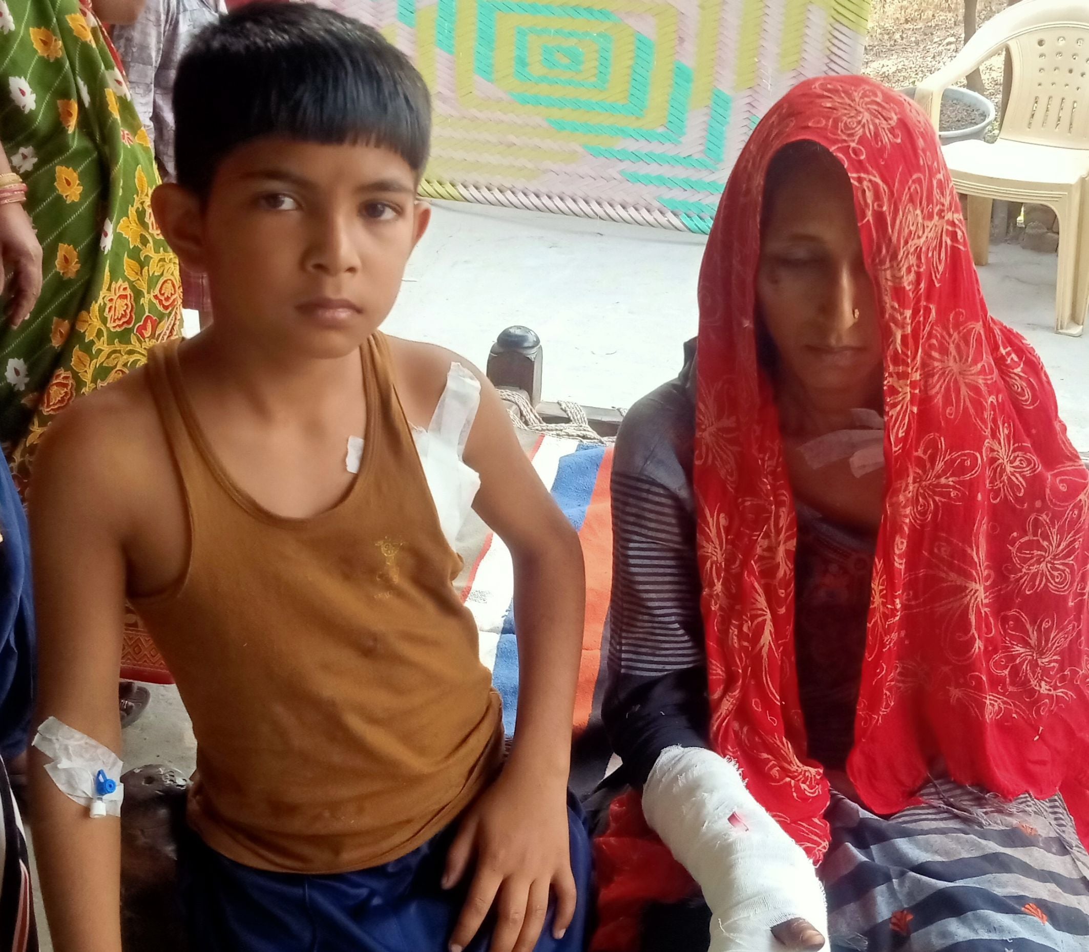 नानकमत्ता में गोली लगने से घायल महिला सुमित्रा व उसका बेटा प्रकाश। नानकमत्ता में गोली लगने से घायल महिला सुमित्रा व उसका बेटा प्रकाश।