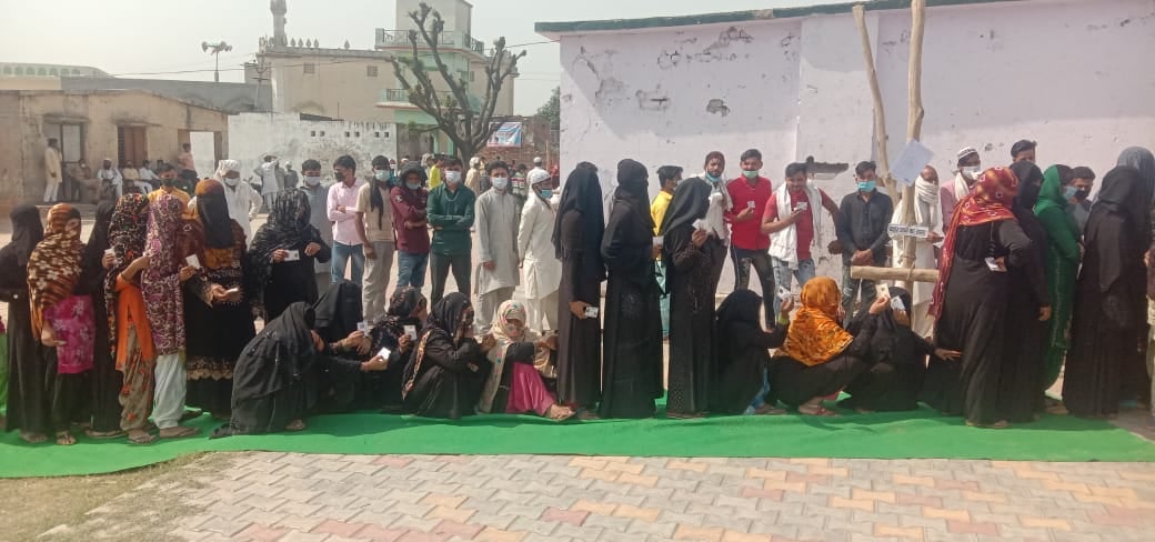 गंगोह के नया कुंडा में लगी मतदाताओं की लाइन गंगोह के नया कुंडा में लगी मतदाताओं की लाइन
