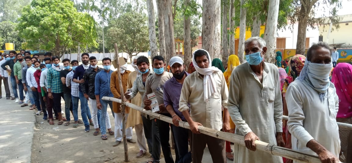 गांव मुंडीखेड़ी में लगी मतदाताओं की कतार गांव मुंडीखेड़ी में लगी मतदाताओं की कतार