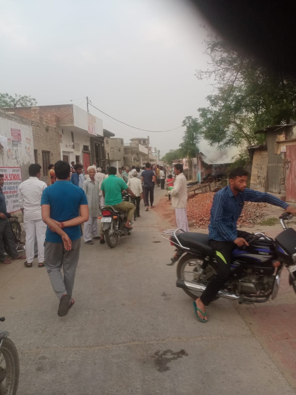 3-जानसठ के गांव वाजिदपुर कव्वाली में झोपड़ी में आग लगने से अफरातफरी मची। 3-जानसठ के गांव वाजिदपुर कव्वाली में झोपड़ी में आग लगने से अफरातफरी मची।