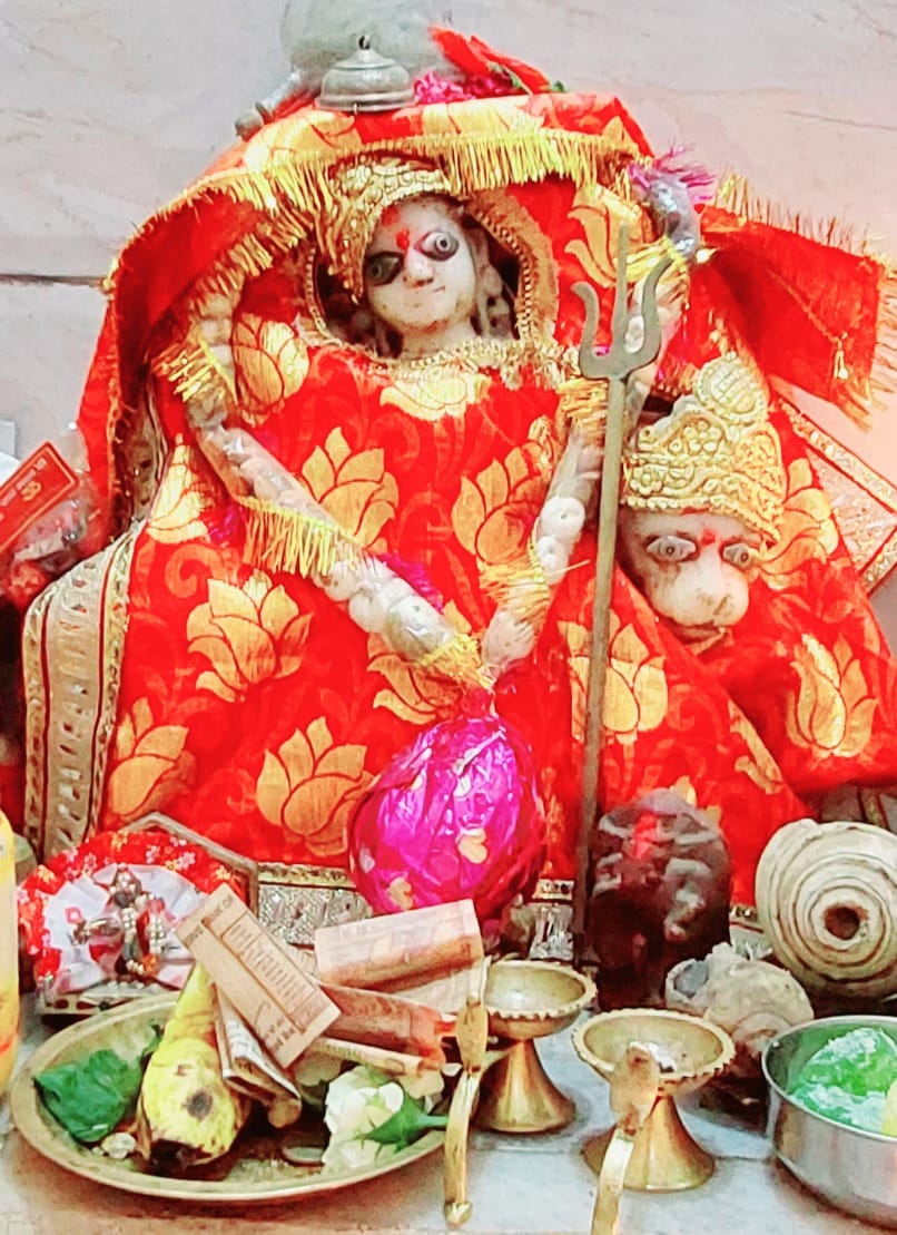गर्भ गृह में स्थित माता की मूर्ति। गर्भ गृह में स्थित माता की मूर्ति।