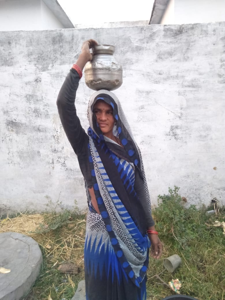 ग्राम कारीटोरन में पानी भरती गिरजा देवी