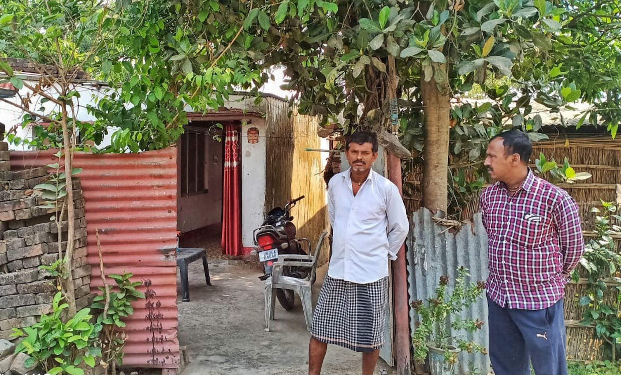 शक्तिफार्म में मृतका के आवास पर जानकारी देते उसके परिजन।
