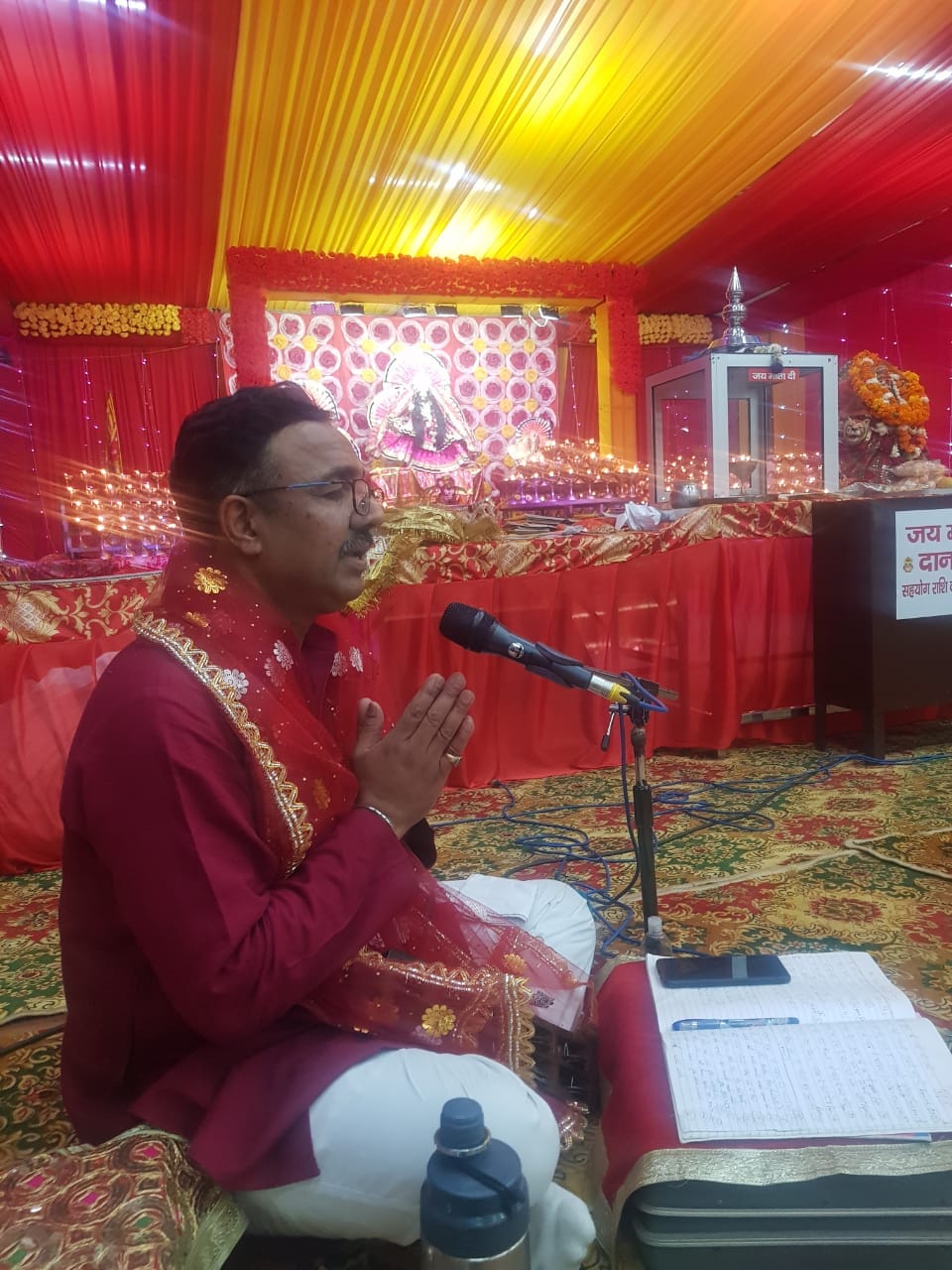 श्री हरि मंदिर में आयोजित कार्यक्रम में भजन सुनाते संदीप शर्मा श्री हरि मंदिर में आयोजित कार्यक्रम में भजन सुनाते संदीप शर्मा