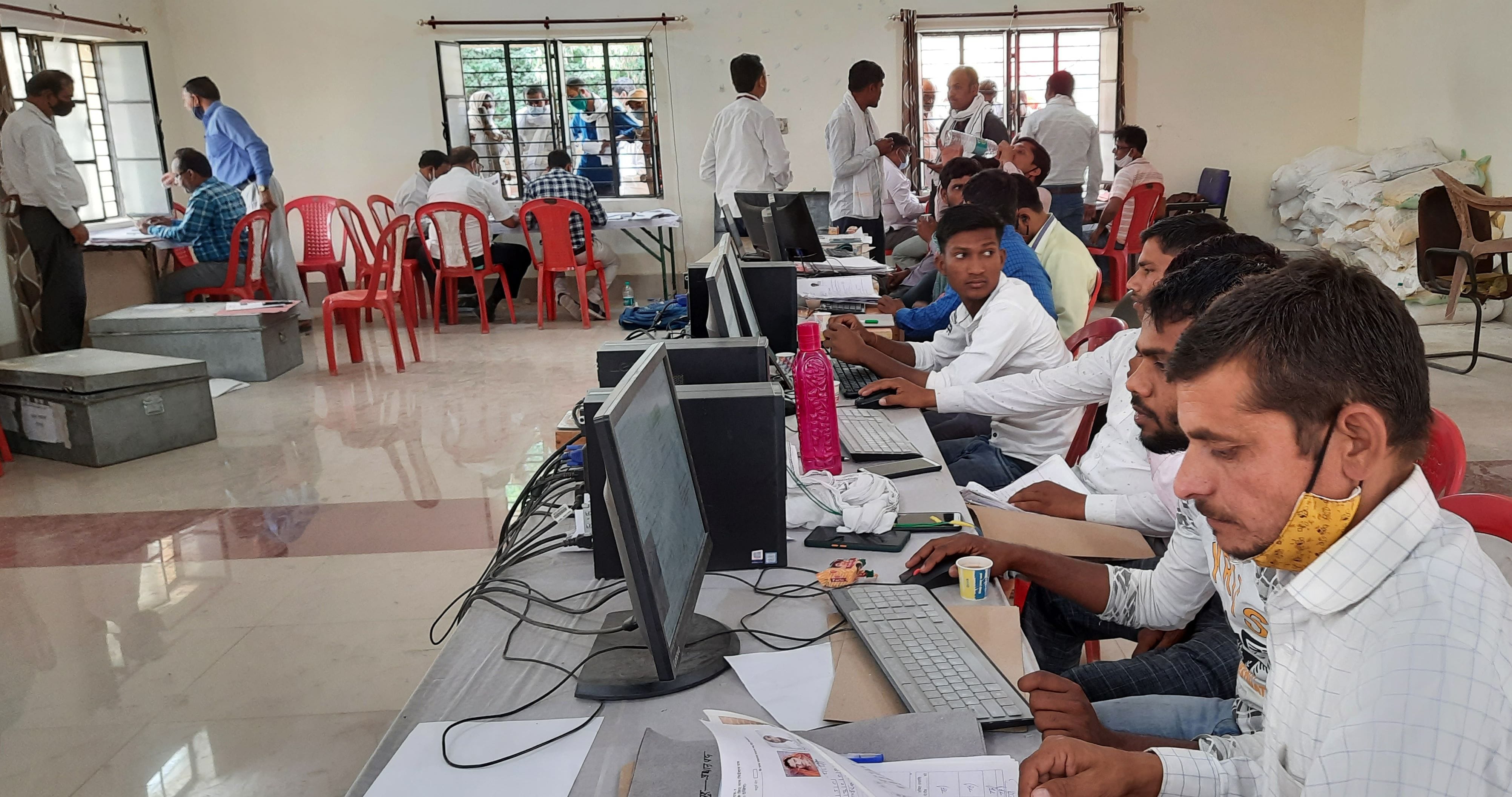 अकबरपुर ब्लॉक के नामांकन स्थल पर बिना मास्क लगाए मौजूद कर्मी। अकबरपुर ब्लॉक के नामांकन स्थल पर बिना मास्क लगाए मौजूद कर्मी।