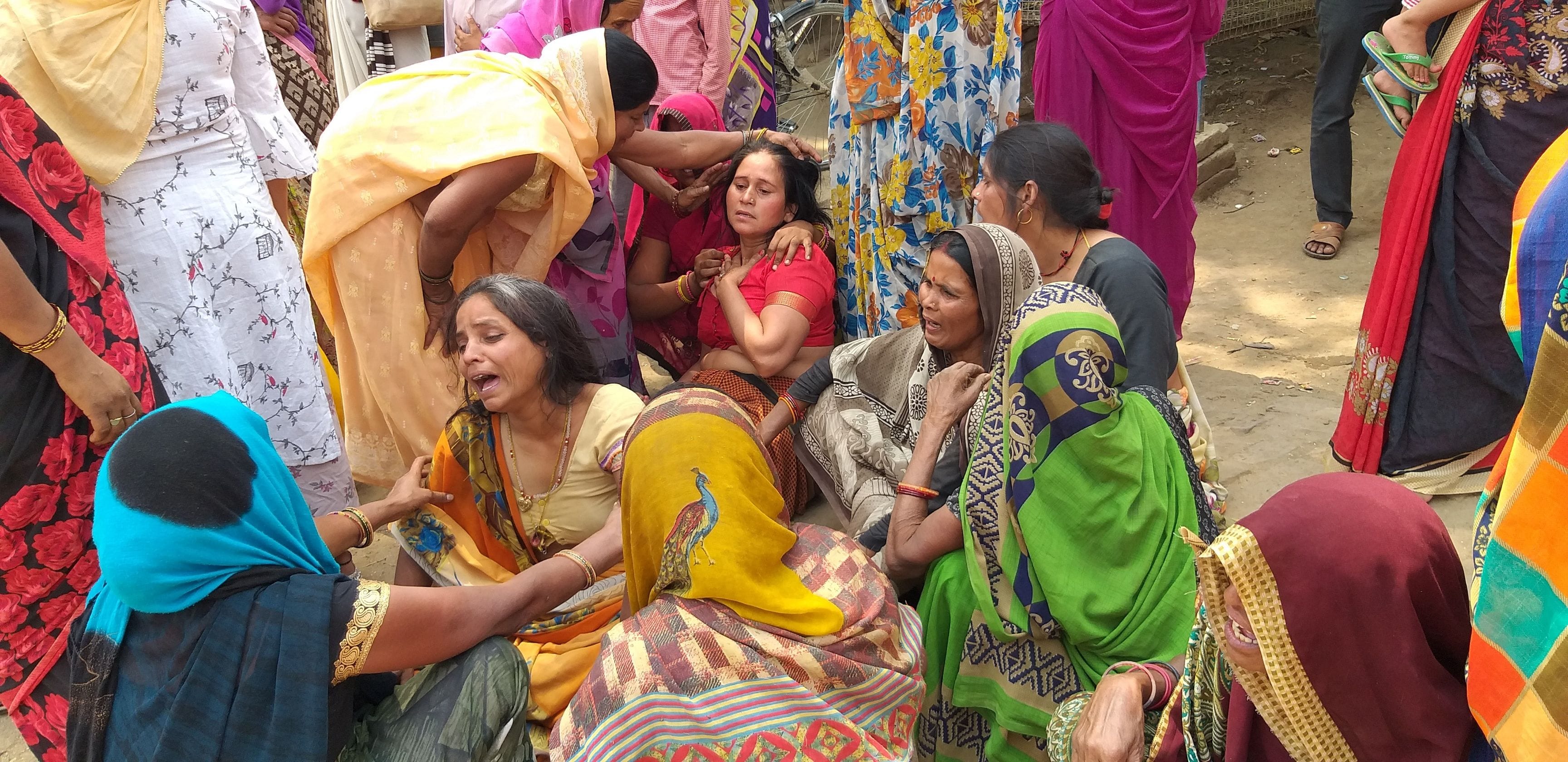 अखिलेश की मौत पर बिलखते परिजन। अखिलेश की मौत पर बिलखते परिजन।