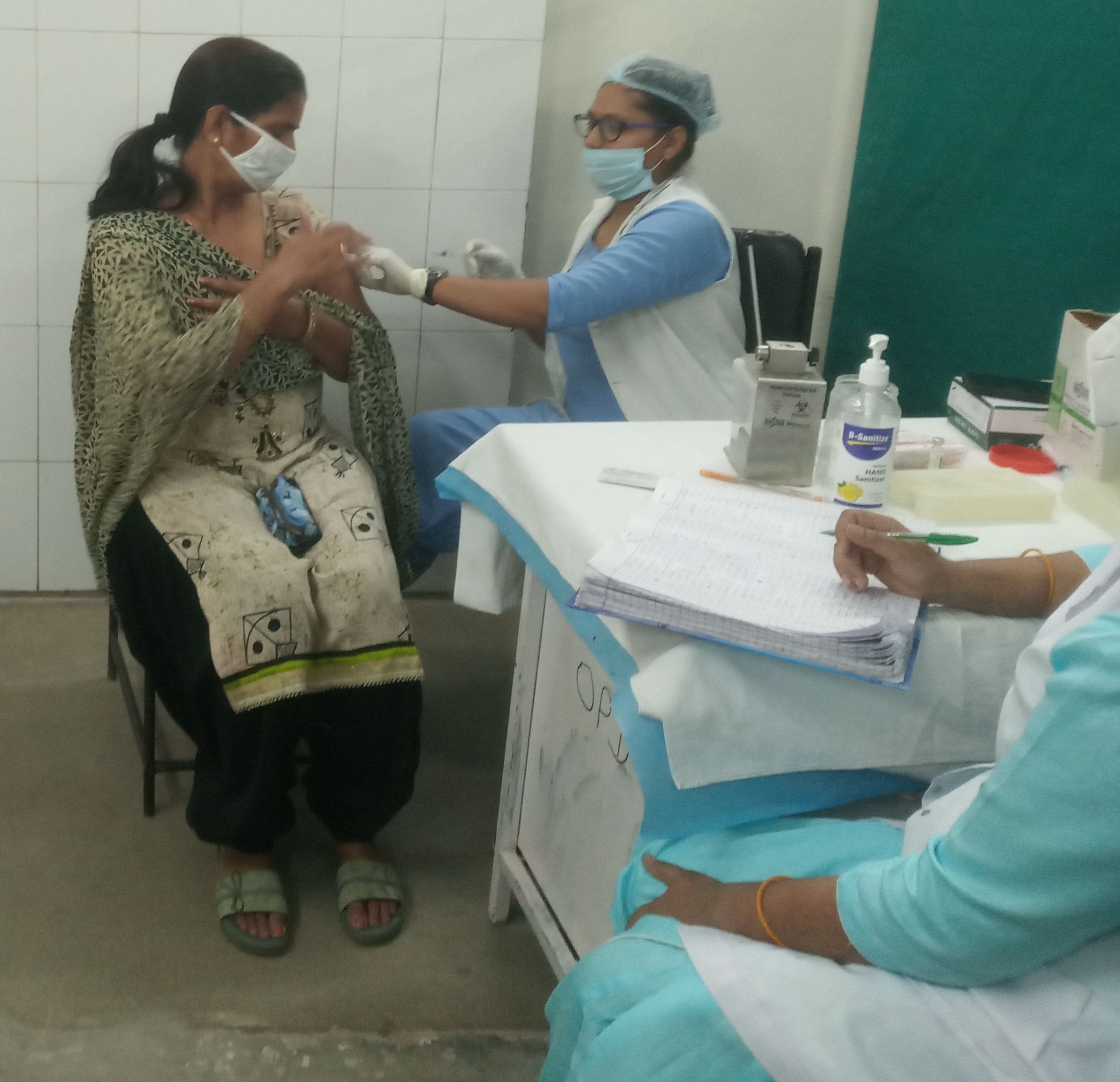 नागरिक अस्पताल में महिला को टीका लगातीं स्टाफ नर्स। नागरिक अस्पताल में महिला को टीका लगातीं स्टाफ नर्स।