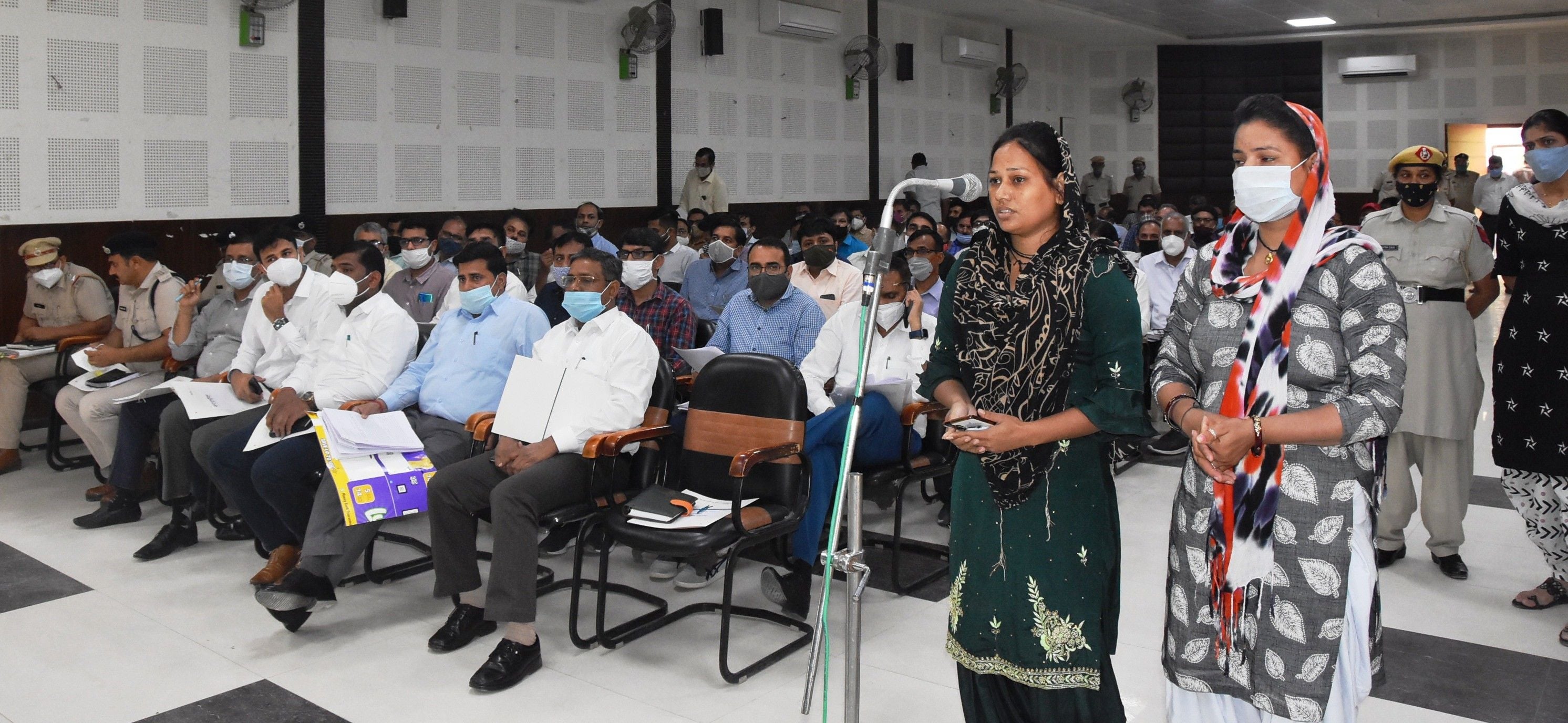 कष्ट निवारण समिति की बैठक में अपनी समस्या रखतीं महिलाएं। संवाद कष्ट निवारण समिति की बैठक में अपनी समस्या रखतीं महिलाएं। संवाद