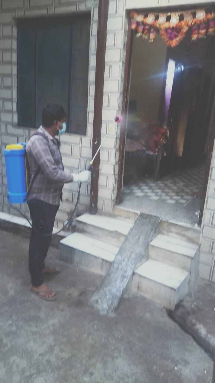 वार्ड नंबर दस में सैनिटाइजर का छिड़काव करता नगर परिषद का कर्मचारी। अमर उजाला। वार्ड नंबर दस में सैनिटाइजर का छिड़काव करता नगर परिषद का कर्मचारी। अमर उजाला।