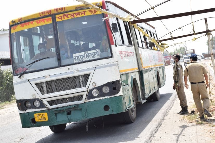 रामपुर सीमा पर यूपी रोडवेज की बस को रोकते सिपाही।