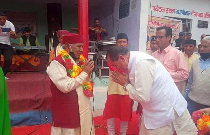 बधाणीताल महोत्सव में लोक गायक गढ़रत्न नरेंद्र सिंह का अभिनंदन करते हुए विधायक भरत सिंह चौधरी। बधाणीताल महोत्सव में लोक गायक गढ़रत्न नरेंद्र सिंह का अभिनंदन करते हुए विधायक भरत सिंह चौधरी।