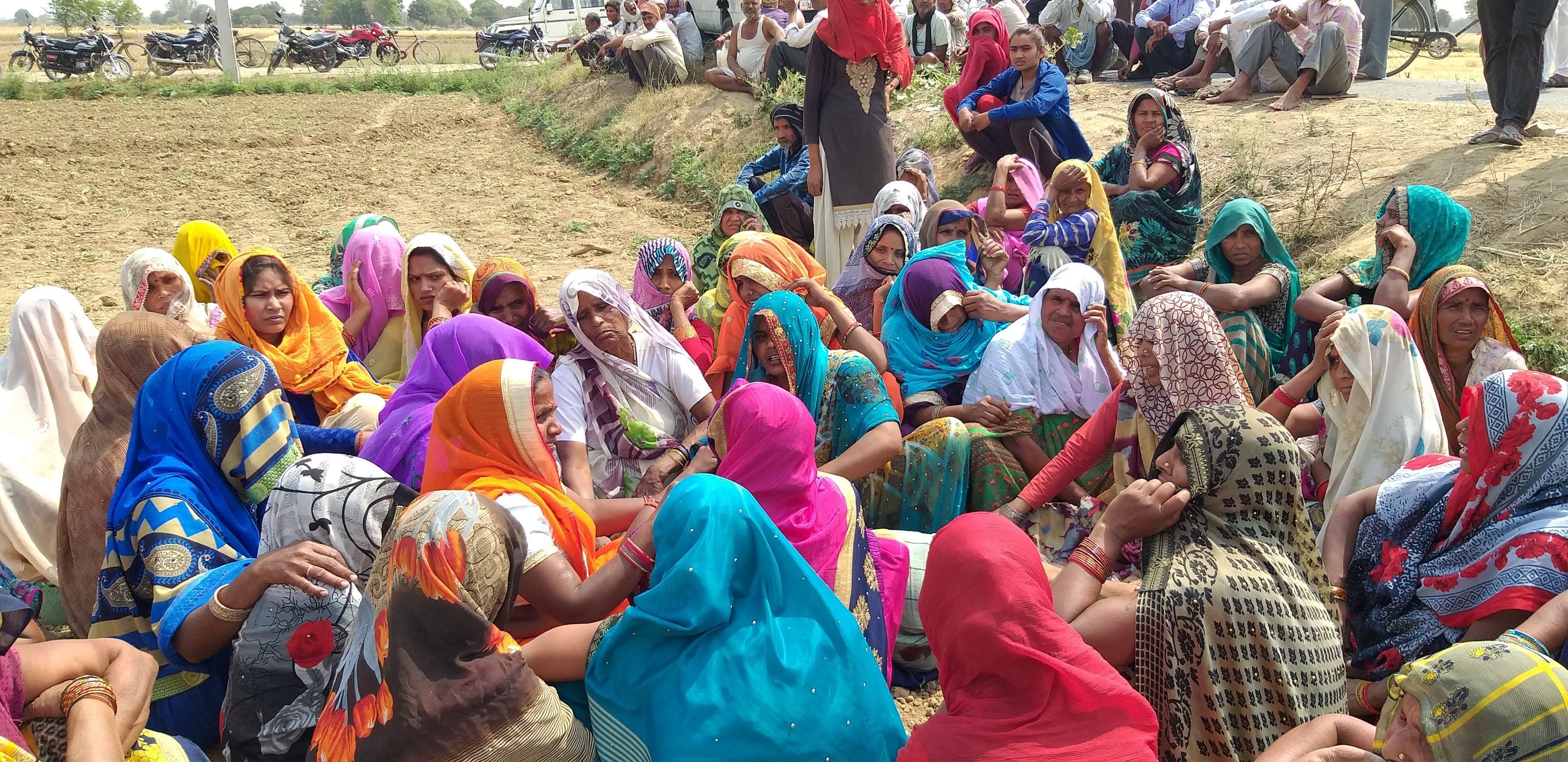 रमेश की मौत पर बिलखते परिजन।