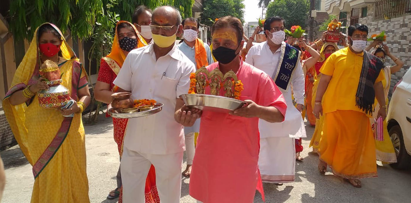 नई मंडी में कलश यात्रा निकालते श्रद्घालु। नई मंडी में कलश यात्रा निकालते श्रद्घालु।