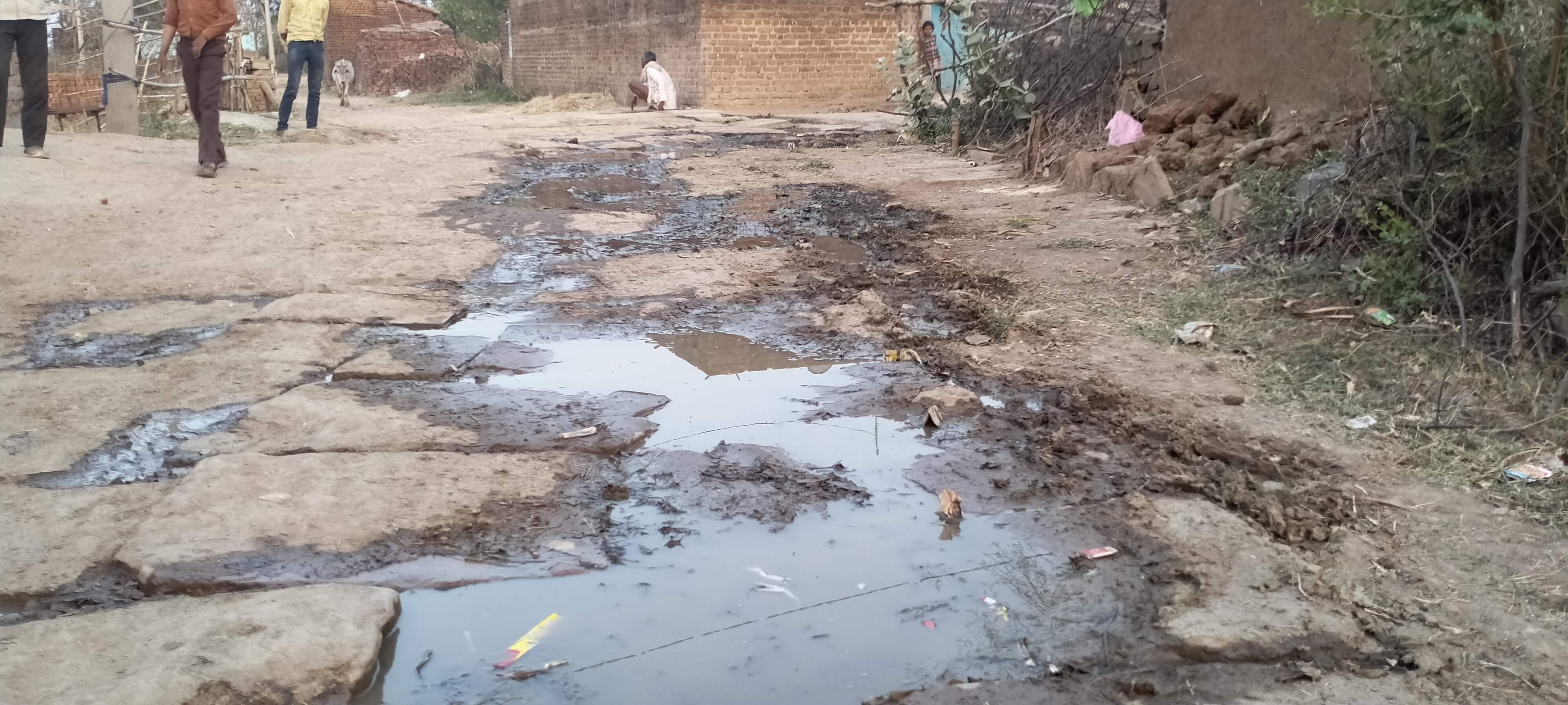 खैराई गांव के रास्ते की हालत। खैराई गांव के रास्ते की हालत।