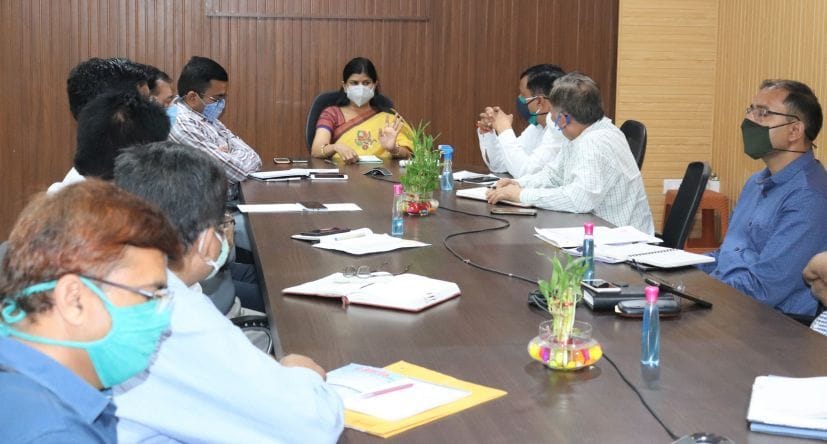 रुद्रपुर कलक्ट्रेट सभागार में अधिकारियों को निर्देश देतीं डीएम डॉ. रंजना राजगुरू।