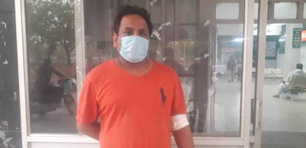 लूट के बारे में जानकारी देता दुकानदार योगेंद्र। संवाद लूट के बारे में जानकारी देता दुकानदार योगेंद्र। संवाद