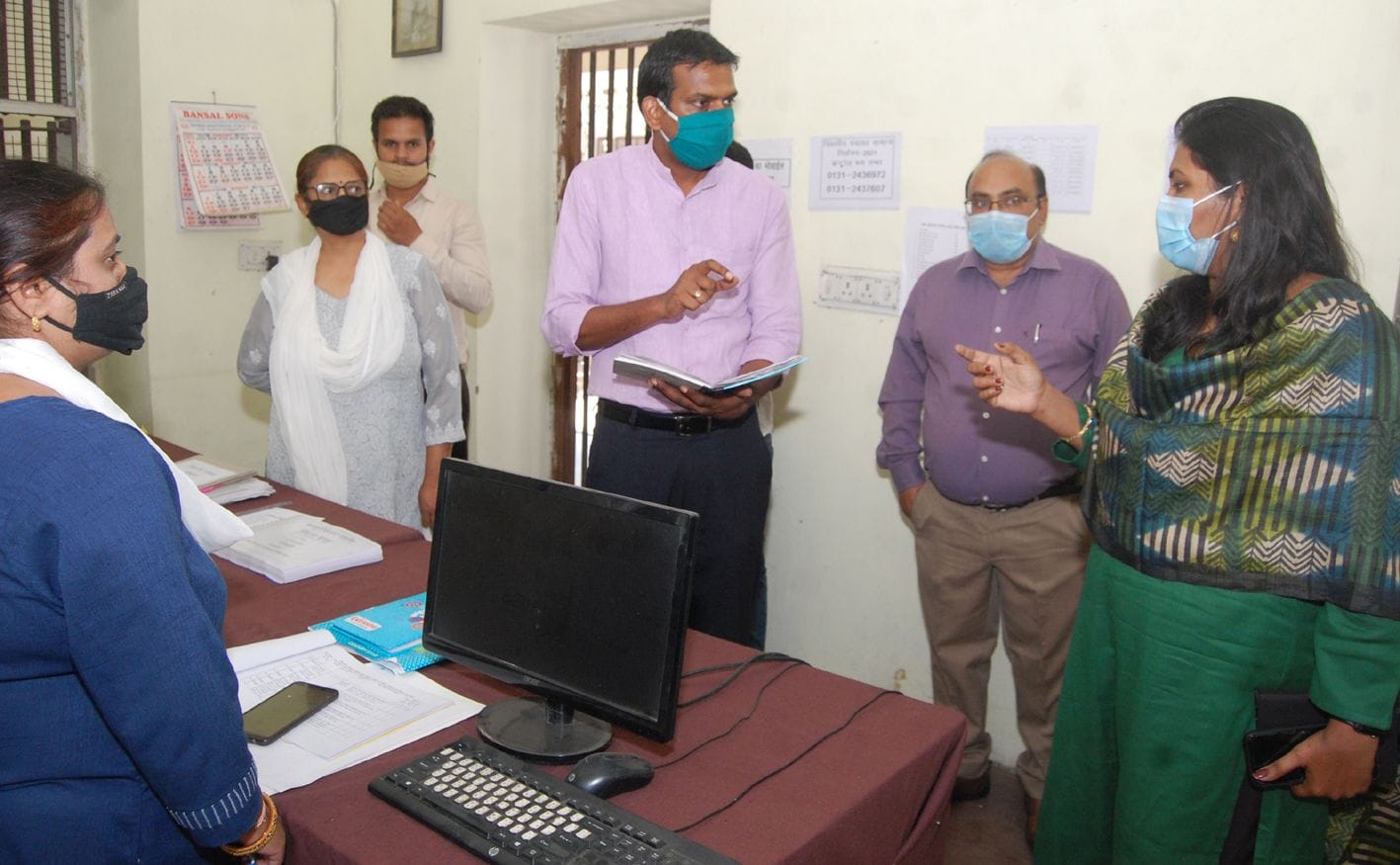 कलक्ट्रेट में कोविड कट्रोल रूम का निरीक्षण करतीं डीएम। कलक्ट्रेट में कोविड कट्रोल रूम का निरीक्षण करतीं डीएम।