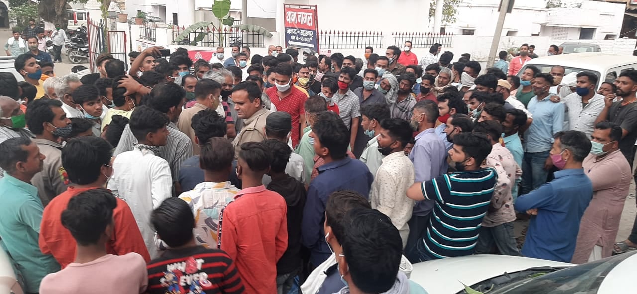 नागल में पुलिस का घेराव करते ग्रामीण