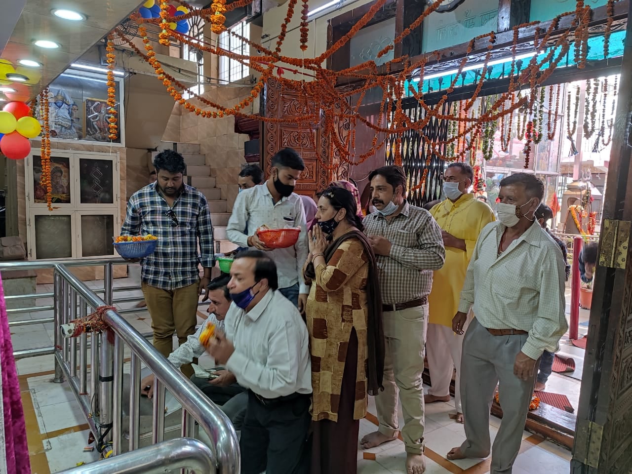 काली माता मंदिर में शीश नवाते श्रद्धालु। काली माता मंदिर में शीश नवाते श्रद्धालु।