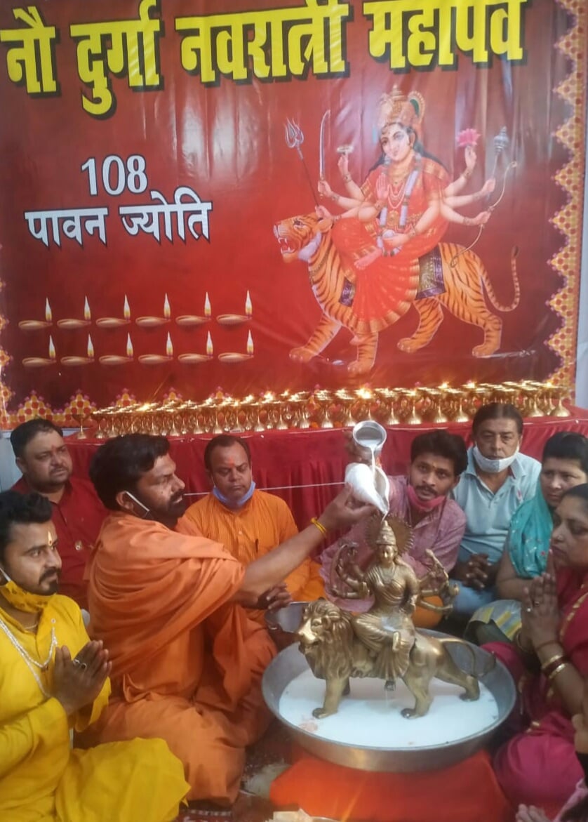 राधा विहार स्थित महाशक्ति पीठ वैष्णवी महाकाली मंदिर पवित्र गुफा में मां दुर्गा को महास्नान करात राधा विहार स्थित महाशक्ति पीठ वैष्णवी महाकाली मंदिर पवित्र गुफा में मां दुर्गा को महास्नान करात