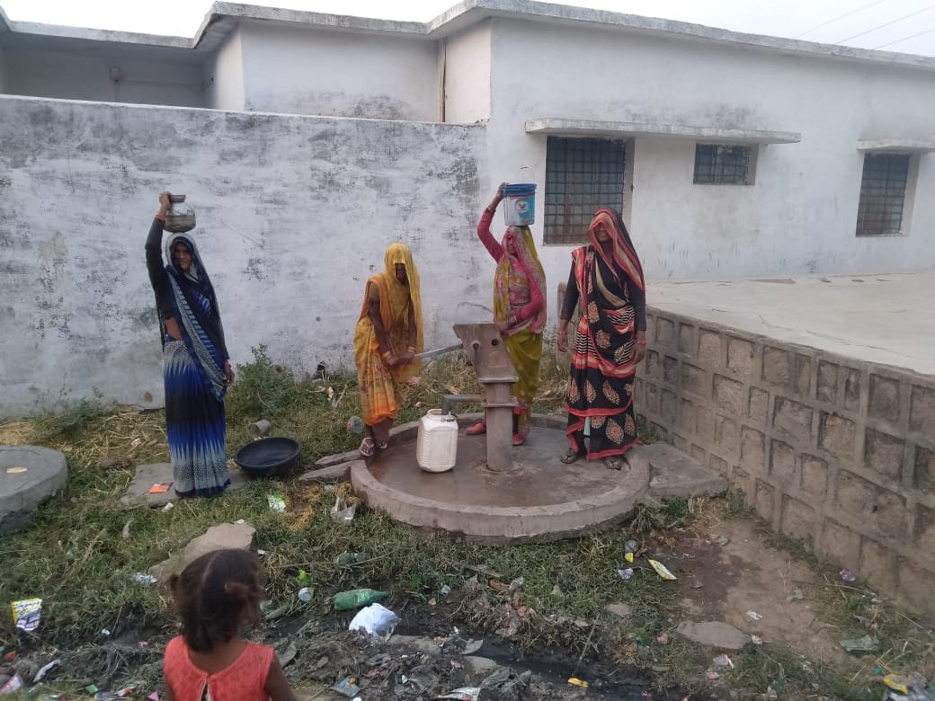 ग्राम कारीटोरन में हैंडपंप से पानी भरती महिलाएं