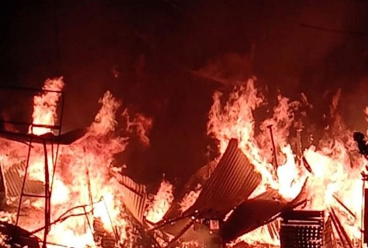 औरैया: आग से पान की गुमटी और लकड़ी की दुकान जलकर राख, लाखों का नुकसान गुमटी और लकड़ी की दुकान में लगी भीषण आग