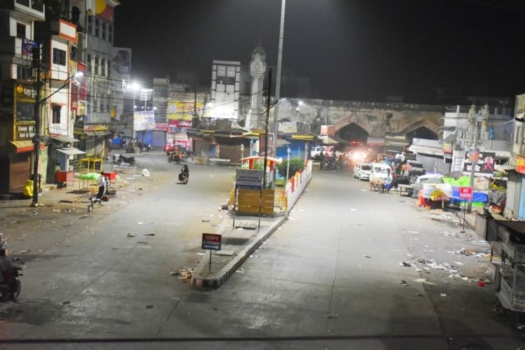 अयोध्या नाइट कर्फ्यू के बाद शहर का हृदय स्थल माने जाने वाले चौक घंटाघर बाजार में पसरा सन्नाटा