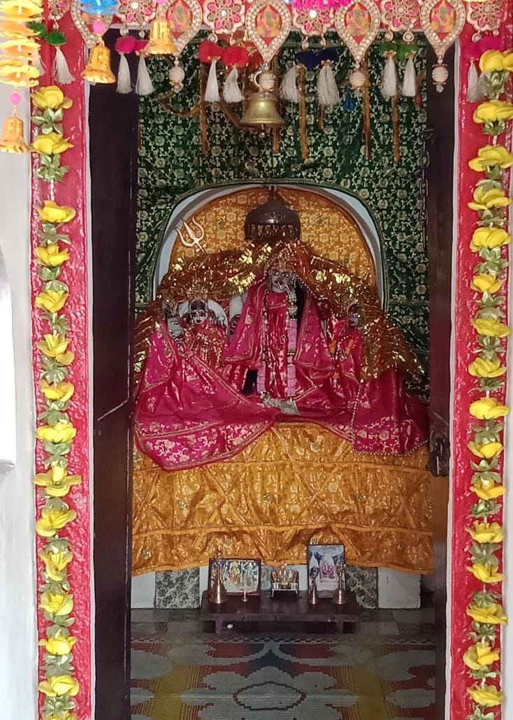 मंसूरपुर के गांव घासीपुरा के मंदिर में स्थापित भव्य मां दुर्गा की मूर्ति मंसूरपुर के गांव घासीपुरा के मंदिर में स्थापित भव्य मां दुर्गा की मूर्ति