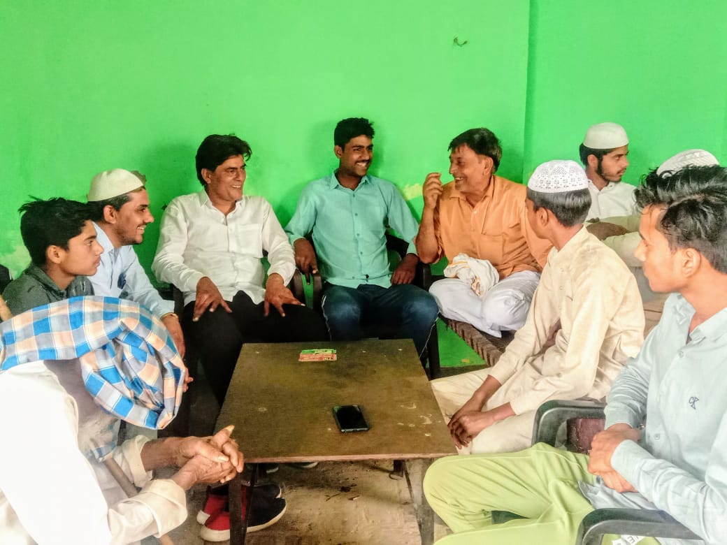 गांव सांगाठेडा में अपनी बैठक पर समर्थकों संग चरचा करते सपा प्रत्याशी जीशान चौधरी गांव सांगाठेडा में अपनी बैठक पर समर्थकों संग चरचा करते सपा प्रत्याशी जीशान चौधरी