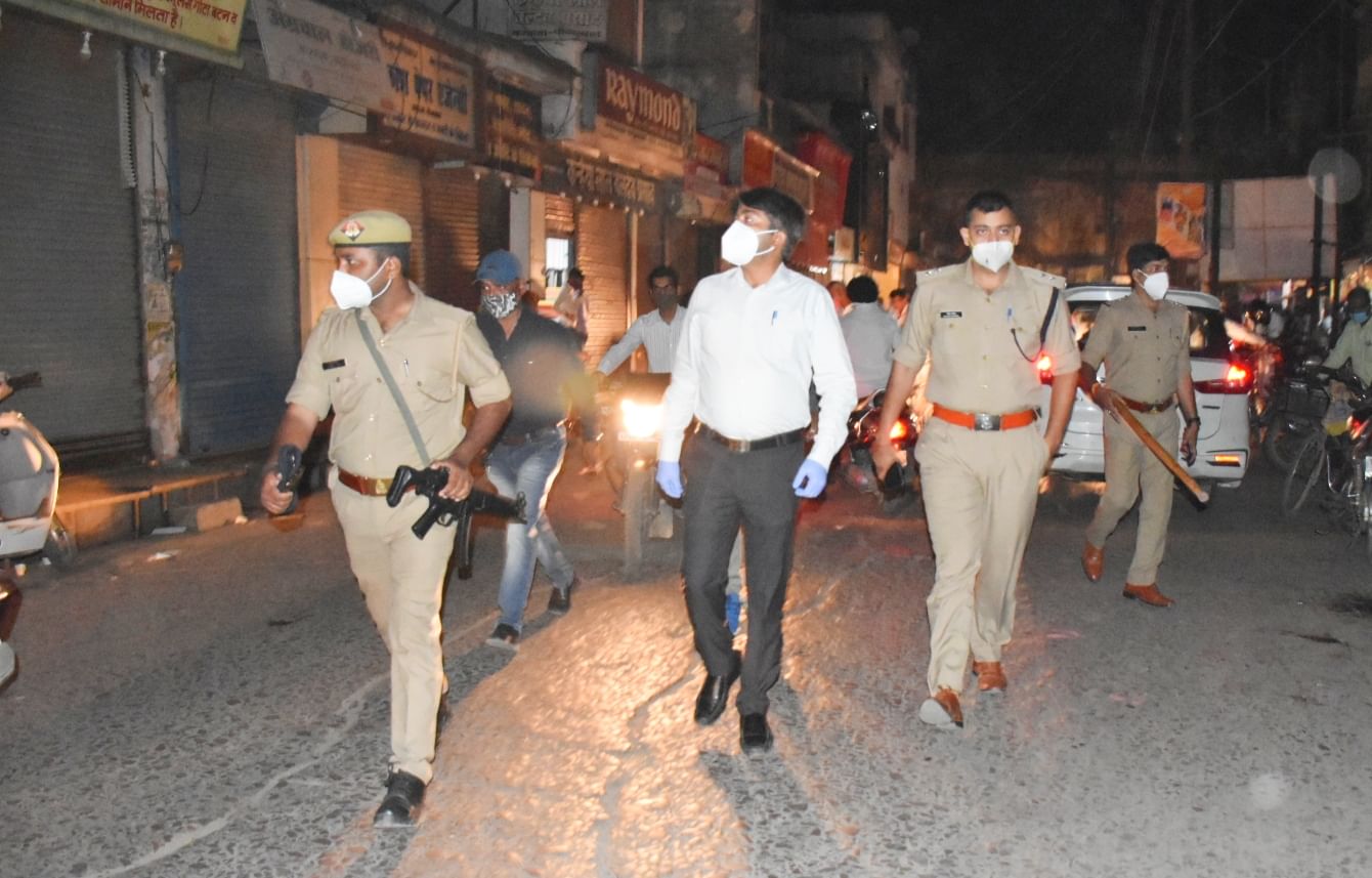 अयोध्या नाइट कर्फ्यू के कारण बाजार में दुकानें बंद करवाते सिटी मजिस्ट्रेट सत्य प्रकाश सिंह, सीओ ?