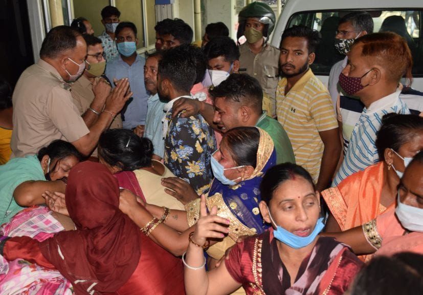 रुद्रपुर के निजी अस्पताल में हंगामा करते मृतक के परिजन। रुद्रपुर के निजी अस्पताल में हंगामा करते मृतक के परिजन।