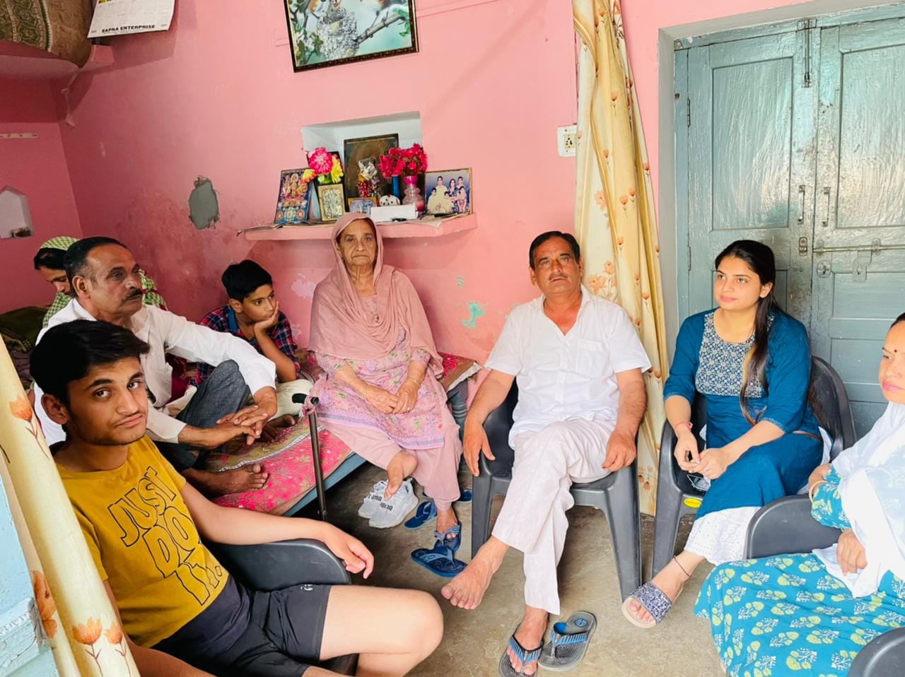 परिवार संग बतियाते बसपा समर्थित चौ यशवीर सिंह परिवार संग बतियाते बसपा समर्थित चौ यशवीर सिंह