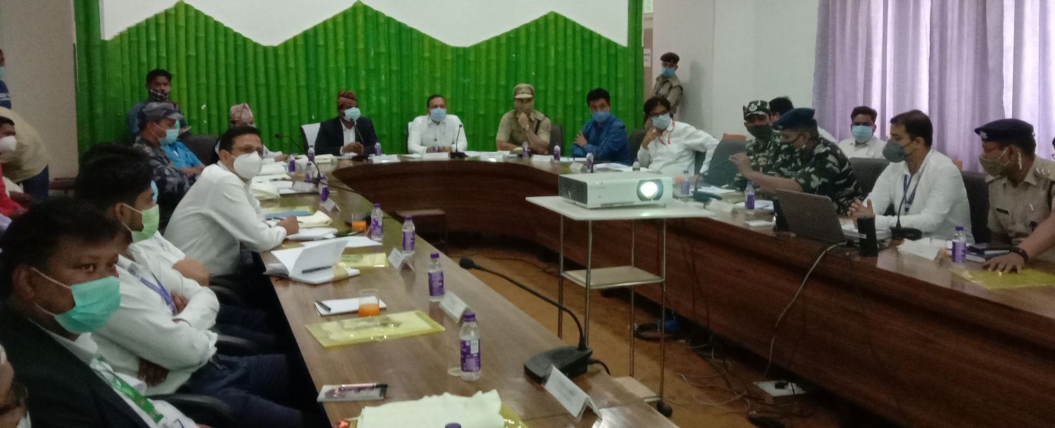 बनबसा एनएचपीसी सभागार में भारत नेपाल के अधिकारी। बनबसा एनएचपीसी सभागार में भारत नेपाल के अधिकारी।