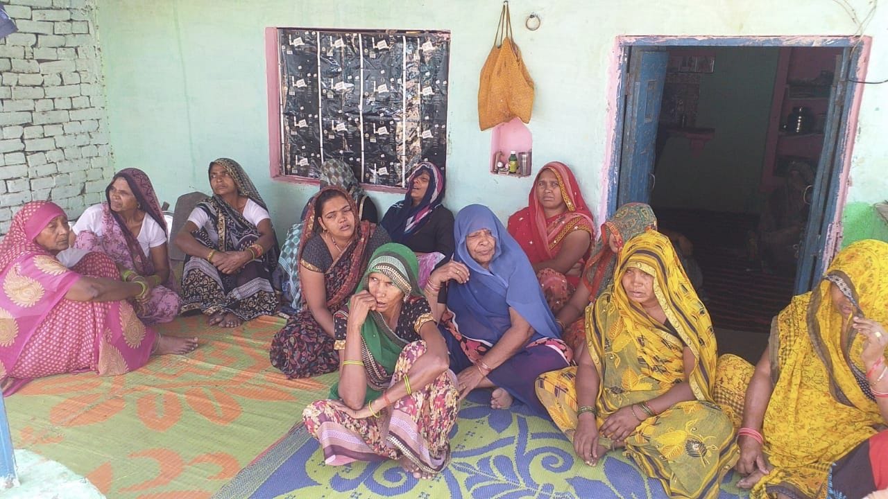 किसान की मौत पर रोते बिलखते परिजन। किसान की मौत पर रोते बिलखते परिजन।