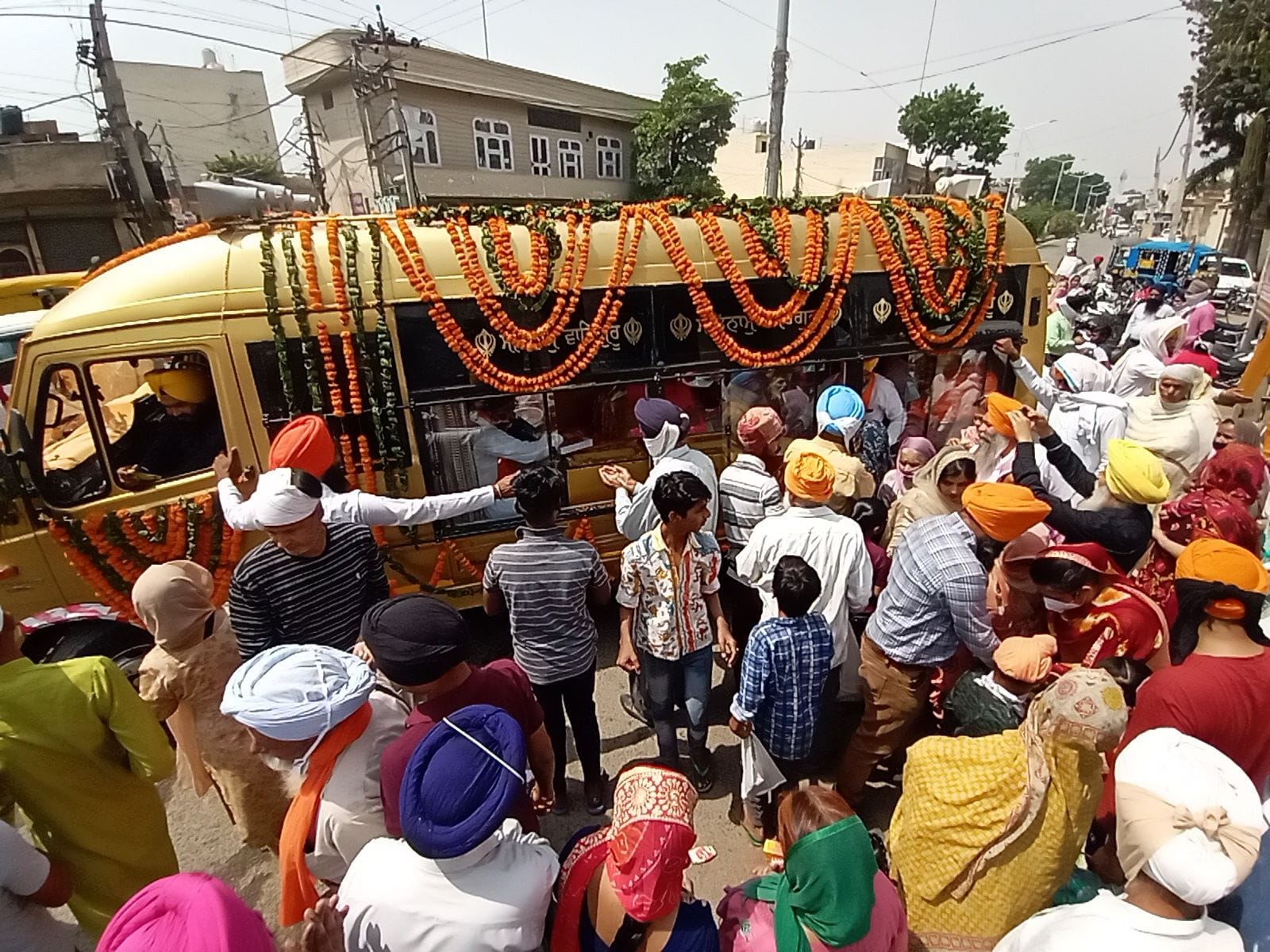 City Kirtan, going from Delhi to Anandpur Sahib, received a big welcome in the city, devotees showered flowers City Kirtan, going from Delhi to Anandpur Sahib, received a big welcome in the city, devotees showered flowers