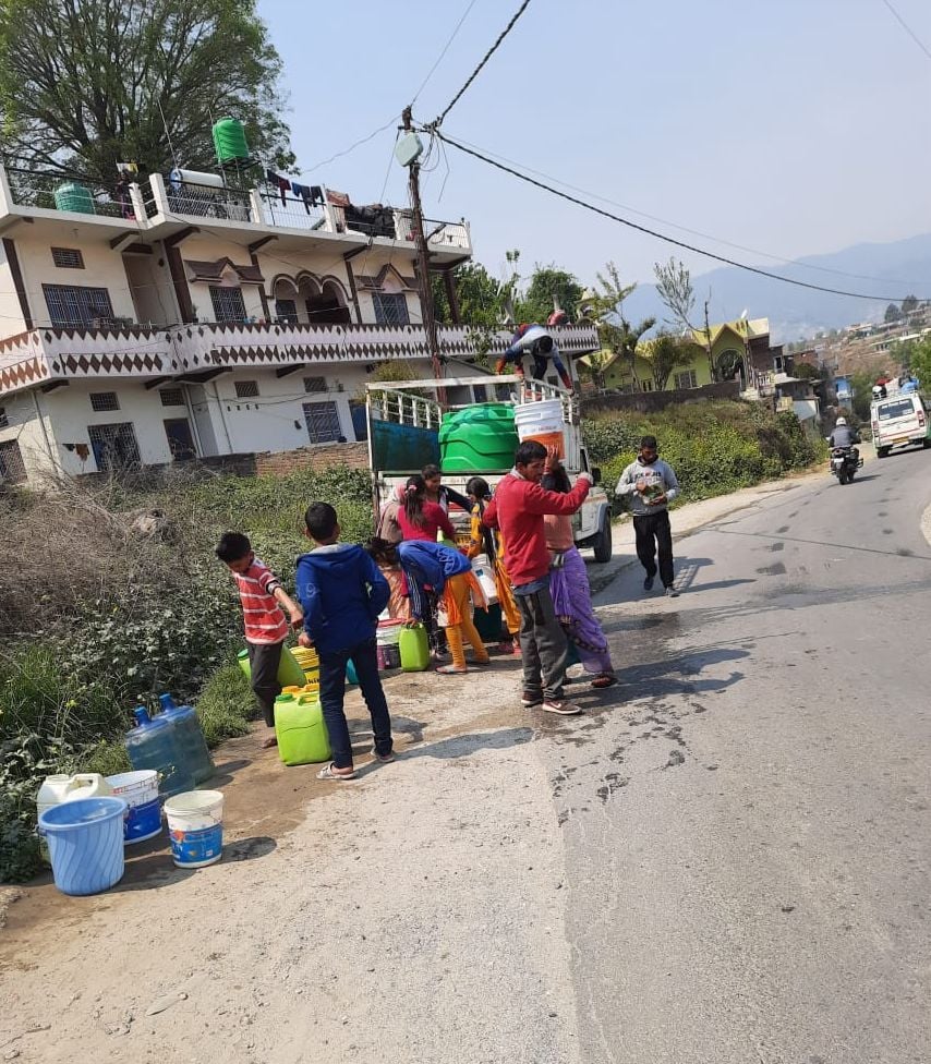 चंपावत के कनलगांव वार्ड में पिकअप के जरिए पेयजल वितरण किया गया। चंपावत के कनलगांव वार्ड में पिकअप के जरिए पेयजल वितरण किया गया।