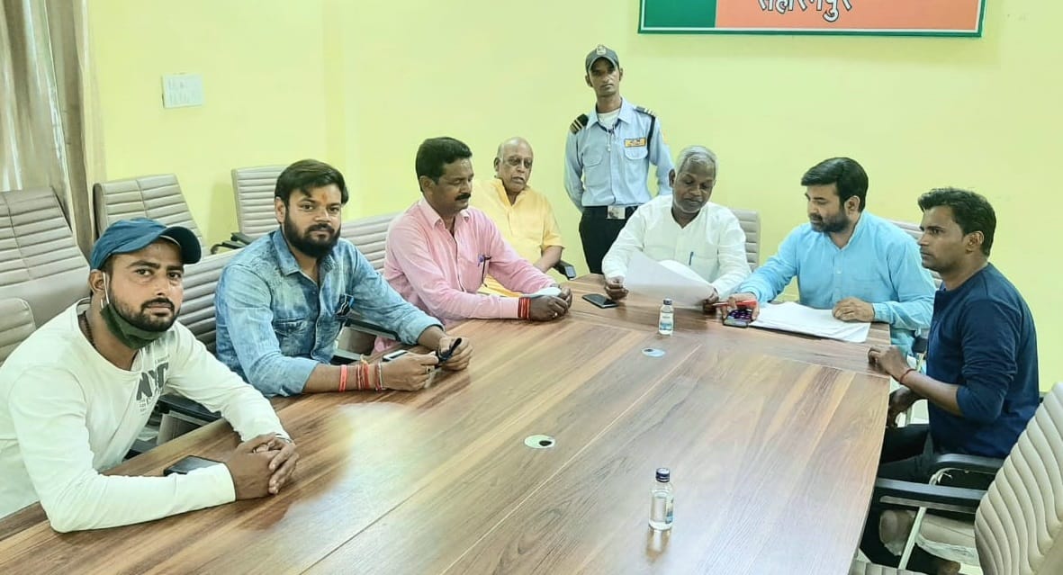 जिला भाजपा कार्यालय पर समर्थकों संग चरचा करते बिजेंद्र कश्यप जिला भाजपा कार्यालय पर समर्थकों संग चरचा करते बिजेंद्र कश्यप