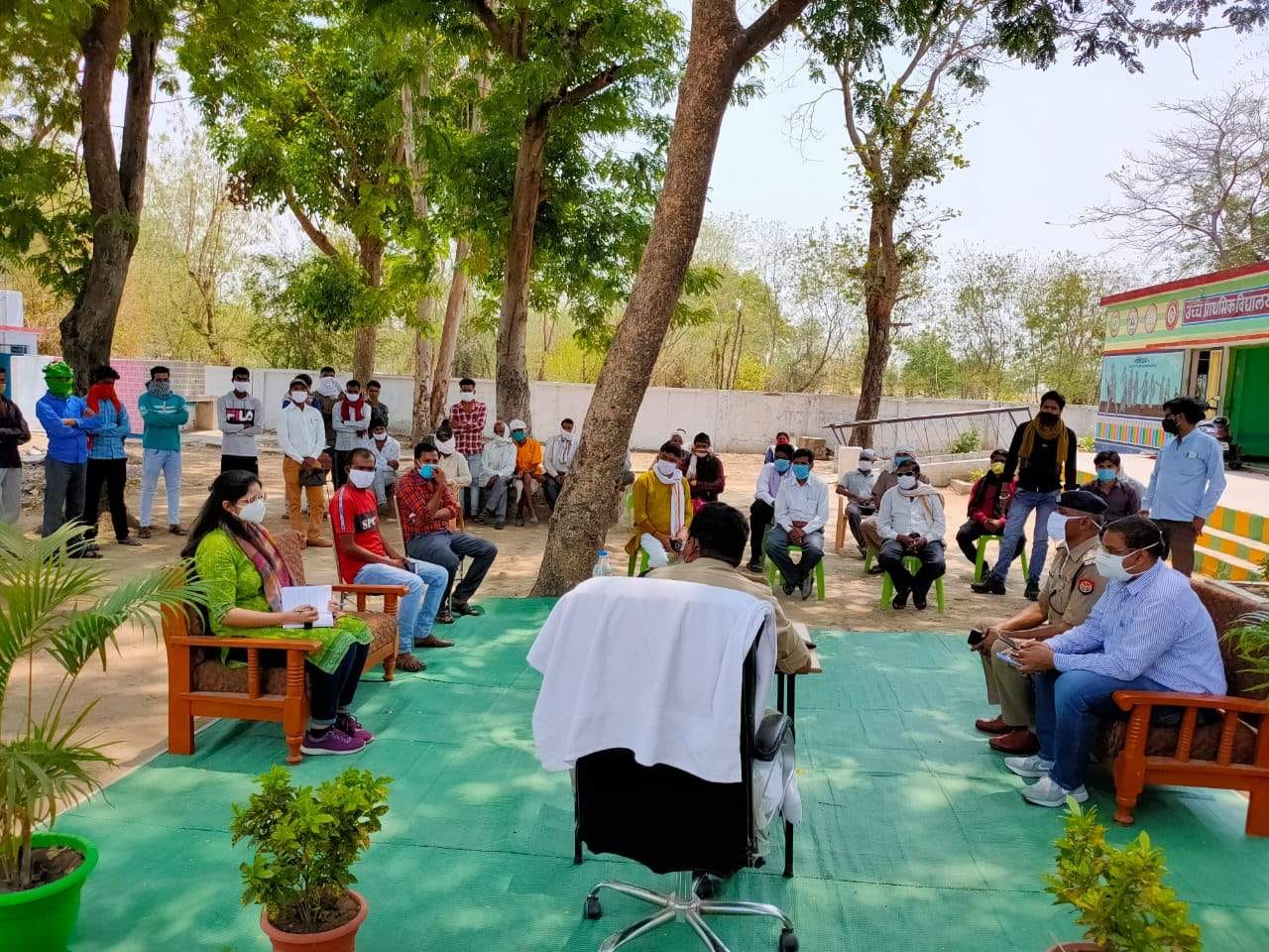 नैनवारा गांव में लोगों से जानकारी लेते एसपी प्रमोद कुमार और अन्य अधिकारी।