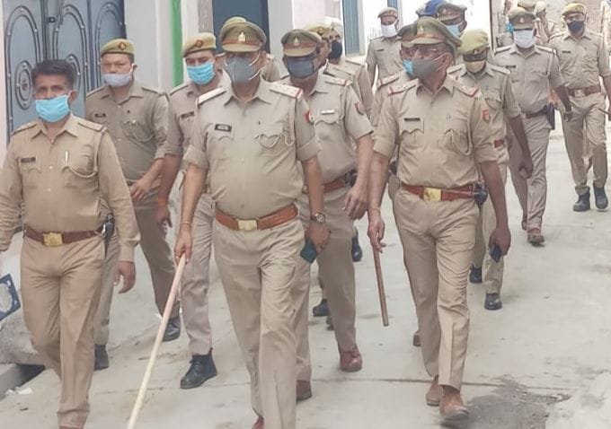 पुरकाजी क्षेत्र में फ्लैग मार्च करती पुलिस