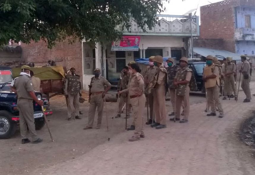 फोटो-46- घटना के बाद बराही में मौजूद महिला थानाध्यक्ष श्वेता त्रिपाठी व पुलिस बल। संवाद फोटो-46- घटना के बाद बराही में मौजूद महिला थानाध्यक्ष श्वेता त्रिपाठी व पुलिस बल। संवाद