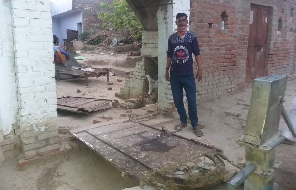 फोटो-47- पथराव के दौरान टूटा पड़ा गेट। संवाद फोटो-47- पथराव के दौरान टूटा पड़ा गेट। संवाद