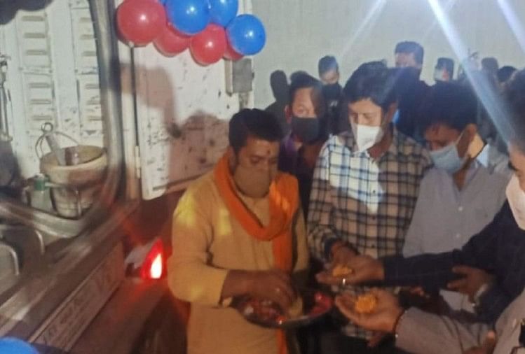 कोरोना और सियासत: इंदौर में फोटो खिंचवाने के लिए दो घंटे ऑक्सीजन टैंकर रोके रहे भाजपा नेता