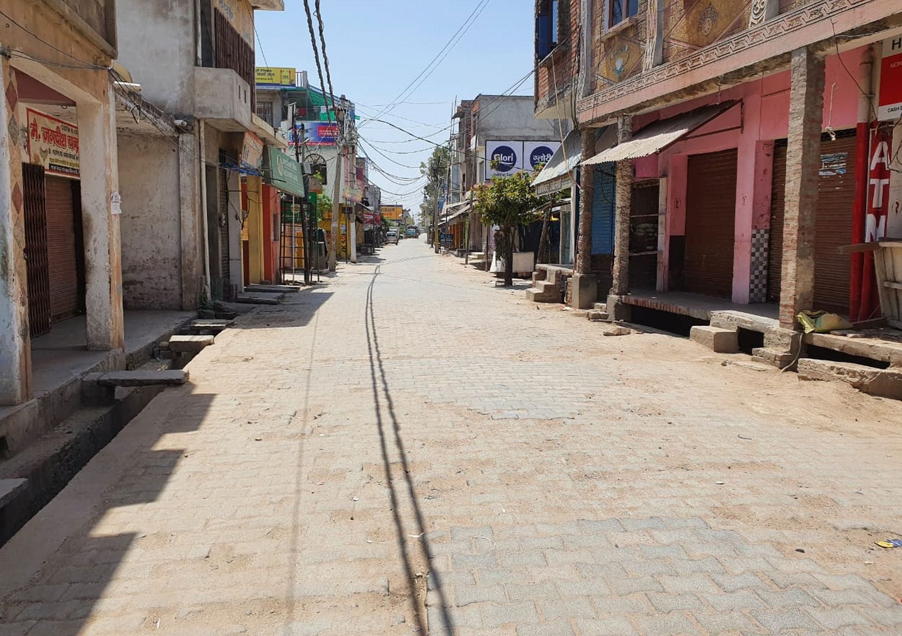 -किशनी में मुख्य सड़क पर कोरोना कफ्र्यू के कारण पसरा सन्नाटा