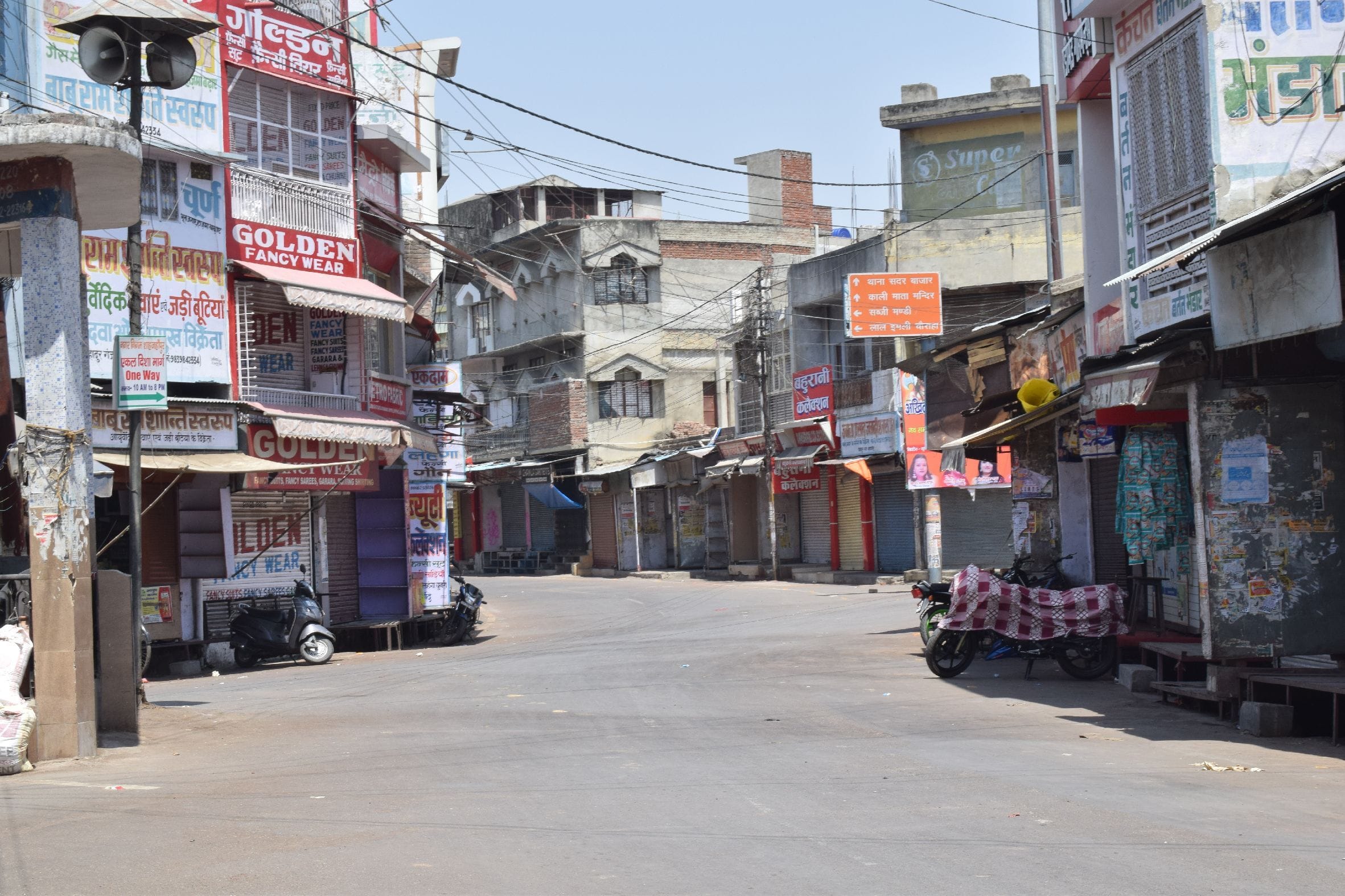 शाहजहांपुर में रविवार को साप्ताहिक बंदी के दौरान बहादुरगंज बाजार बंद रही । संवाद