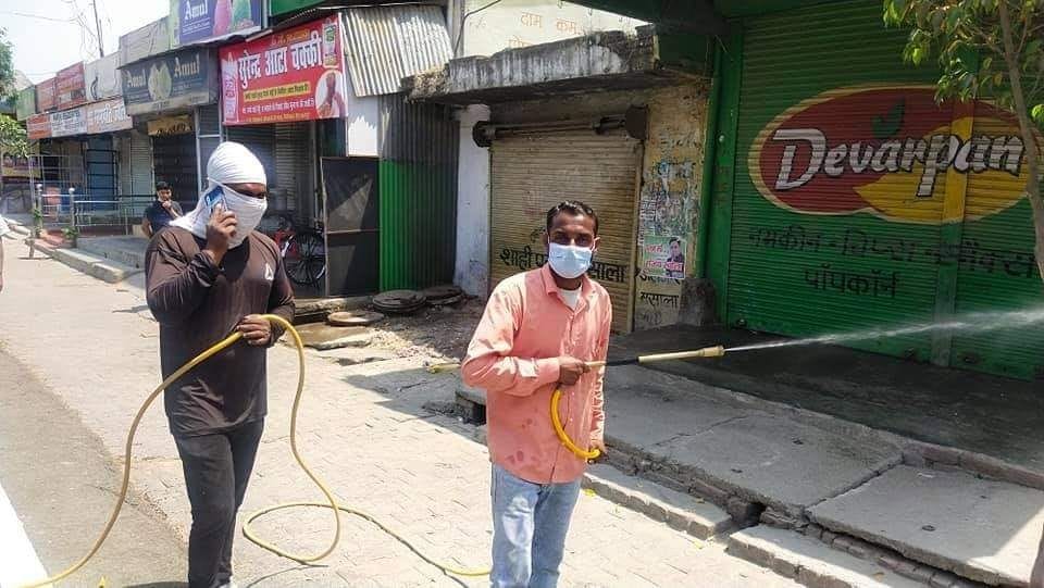 बाजपुर में कीटनाशक दवाई स्प्रे करते पालिका कर्मचारी। बाजपुर में कीटनाशक दवाई स्प्रे करते पालिका कर्मचारी।