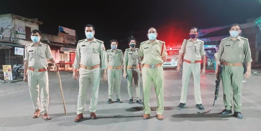 सादाबाद में कोरोना कर्फ्यू का पालन कराने के लिए बाजार का भ्रमण करते कोतवाल और सीओ।