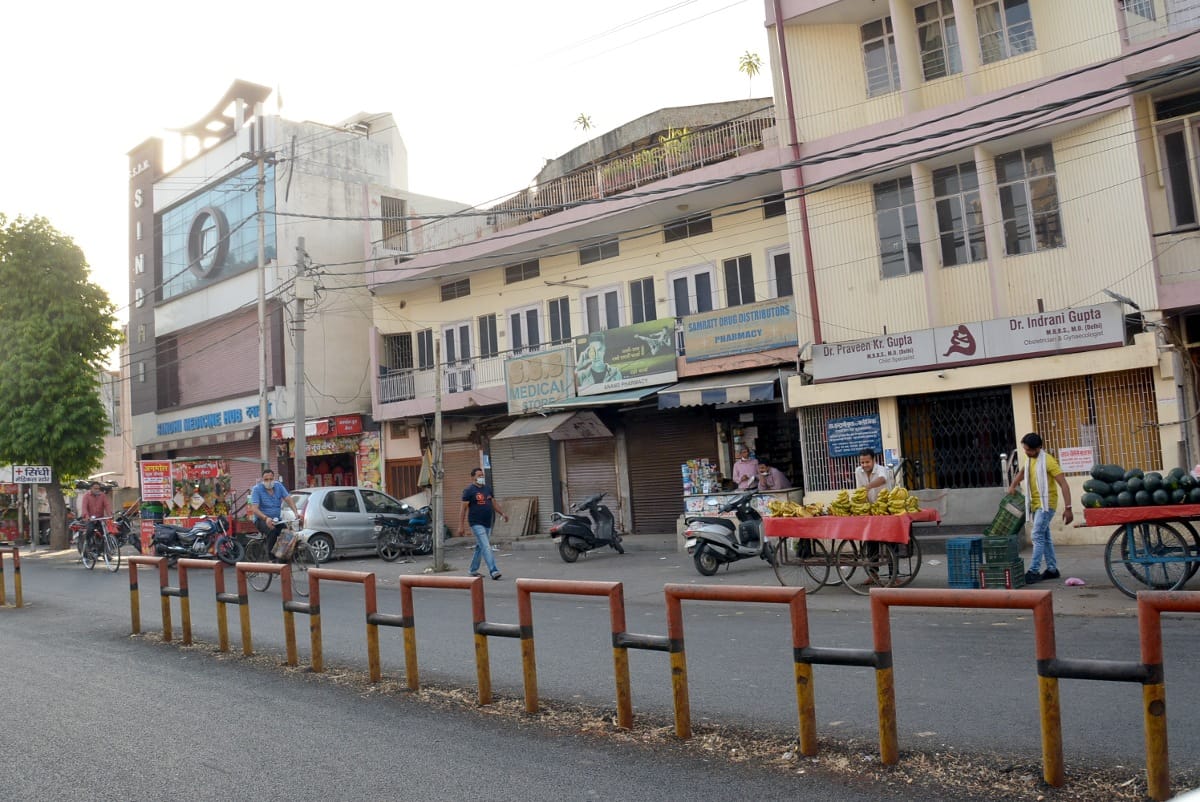 साप्ताहिक बंदी के चलते सूनी पडी शहर की टाउनहाल रोड। साप्ताहिक बंदी के चलते सूनी पडी शहर की टाउनहाल रोड।